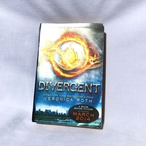 𝅺DIVERGENT book - Picture 1 of 2